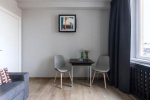 - un salon avec une table et deux chaises dans l'établissement numa I Poise Rooms & Apartments, à Prague