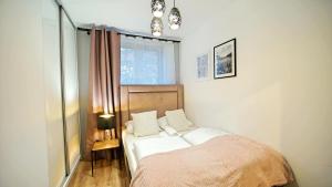 Posteľ alebo postele v izbe v ubytovaní Apartamenty EverySky Nad Łomnicą 15-15A