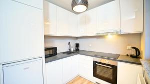 Kuchyňa alebo kuchynka v ubytovaní Apartamenty EverySky Nad Łomnicą 15-15A