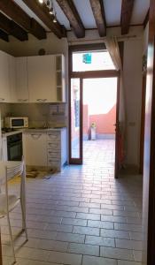 a kitchen with a door leading to a patio at Appartamento La Corte in Venice