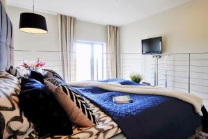 Posteľ alebo postele v izbe v ubytovaní 408 w ROYAL TULIP SAND 200 m plaża prywatny DOBRUK APARTAMENTY