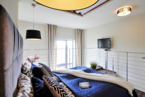 Televízia a/alebo spoločenská miestnosť v ubytovaní 408 w ROYAL TULIP SAND 200 m plaża prywatny DOBRUK APARTAMENTY