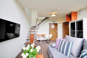 Televízia a/alebo spoločenská miestnosť v ubytovaní 408 w ROYAL TULIP SAND 200 m plaża prywatny DOBRUK APARTAMENTY