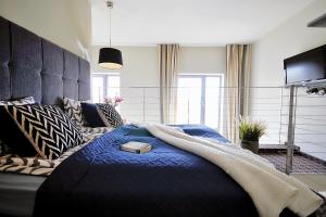 Posteľ alebo postele v izbe v ubytovaní 408 w ROYAL TULIP SAND 200 m plaża prywatny DOBRUK APARTAMENTY