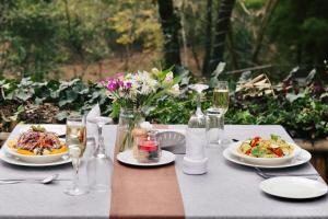 Možnosti oběda a/nebo večeře pro hosty v ubytování West Wood Hotel