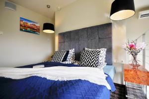 Posteľ alebo postele v izbe v ubytovaní 408 w ROYAL TULIP SAND 200 m plaża prywatny DOBRUK APARTAMENTY