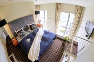 Televízia a/alebo spoločenská miestnosť v ubytovaní 408 w ROYAL TULIP SAND 200 m plaża prywatny DOBRUK APARTAMENTY