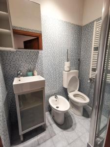 a bathroom with a toilet and a sink at Appartamento La Corte in Venice