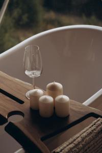 un tavolo in legno con candele e un bicchiere di vino di Mandra Hills a Richka