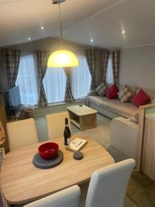 Ruang duduk di The Beeches Holiday Home- based at Aberdunant Hall Holiday Park