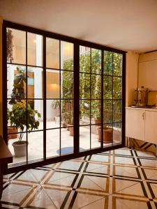 Habitación con ventanas grandes y cocina con suelo de baldosa. en Moss Art Boutique Hotel en Bakú