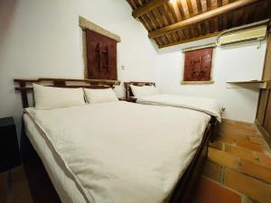Postel nebo postele na pokoji v ubytování 銃樓民宿 Kinmen gunhouse