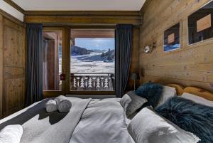 Zdjęcie z galerii obiektu Luxurious Ski-in Ski-out Duplex on Ski Slope w Courchevel