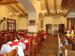 Ein Restaurant oder anderes Speiselokal in der Unterkunft Hotel Argento 