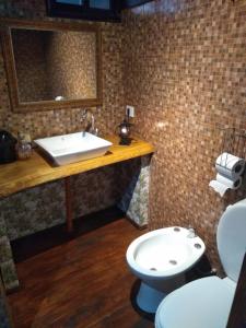 łazienka z umywalką i toaletą w obiekcie Namasté Casa Rural w mieście Vaqueros