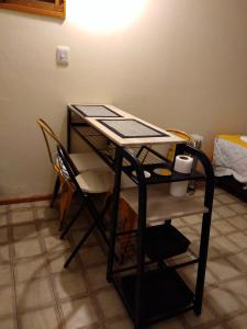 escritorio en una habitación con mesa y sillas en Departamento en Nueva Córdoba en Córdoba