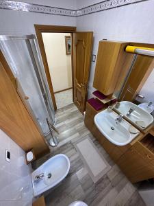 a bathroom with two sinks and a shower at Casa Norberto in Livigno