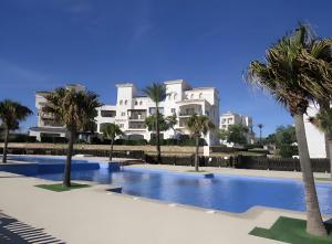 basen z palmami przed budynkiem w obiekcie Luxury 2 bed Penthouse on Golf Course Murcia w mieście Sucina