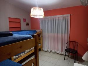 1 dormitorio con 2 literas y lámpara de araña en Casa Familiar Villa Carlos Paz en Villa Carlos Paz