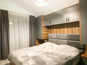 Amazing Villa in Bakuriani tesisinde bir odada yatak veya yataklar