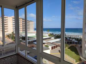 Habitación con ventanas y vistas al océano. en Precioso alojamiento junto al Mediterráneo, en La Manga del Mar Menor