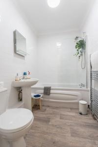 Ένα μπάνιο στο Evergreen Lodge-Wyndale-4BR WParking BHam NEC