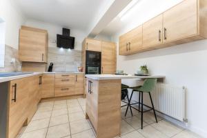 Kjøkken eller kjøkkenkrok på Evergreen Lodge-Wyndale-4BR WParking BHam NEC