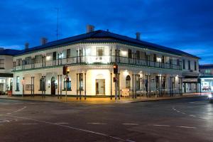 a building on the corner of a street at night at Mount Gambier Hotel in Mount Gambier