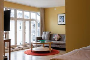 sala de estar con sofá y mesa en Hotel Bishops Arms Lund, en Lund