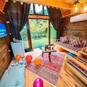 una sala de estar con un sofá y una mesa en Oce Bungalow, en Ardeşen
