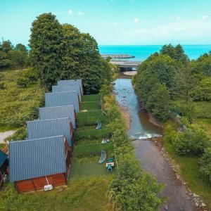 una vista aérea de un edificio al lado de un río en Oce Bungalow, en Ardeşen