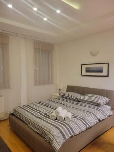 um quarto com uma cama com duas toalhas enroladas em Sleek & lovely studio with a great location em Belgrado