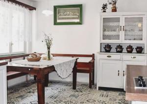 Chalupa Skála 1827 في Skála: مطبخ مع طاولة ومغسلة