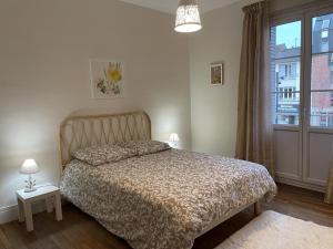 a bedroom with a bed and a large window at Appartement à Moulins: Confort avec Balcon, Draps et Linge Inclus - FR-1-489-398 in Moulins
