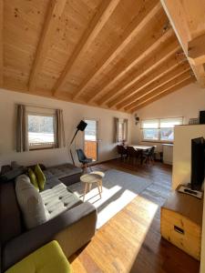 sala de estar con sofá y mesa en Haus Anton lebt, en Pettneu am Arlberg