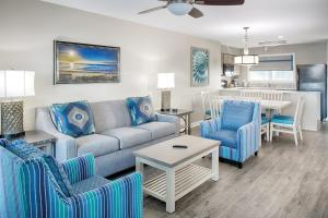 uma sala de estar com um sofá, cadeiras e uma mesa em Club Wyndham Ocean Ridge em Edisto Island