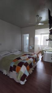1 dormitorio con 1 cama grande en una habitación en Pousada Vale do Garimpeiro, en Diamantina