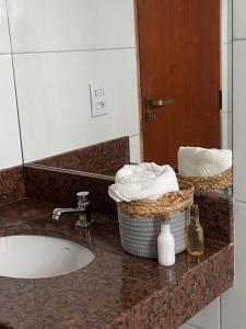 Pousada Ventura في أنشيتا: منضدة الحمام مع الحوض والمرآة