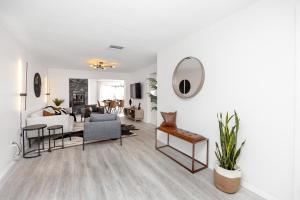 A seating area at 13 Beach Cottage With Heated Pool In Clearwater