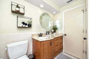 Bathroom sa 13 Beach Cottage With Heated Pool In Clearwater