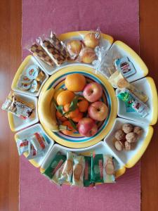 einen Tisch mit einem Obstteller und Lebensmitteln darauf in der Unterkunft Casa Turati in Turin