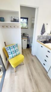 Η κουζίνα ή μικρή κουζίνα στο Luxury Shepherds Hut Farm Retreat