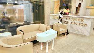 un salone con sedie, tavolo e sedie di ABCYQ Hotel a Bangkok