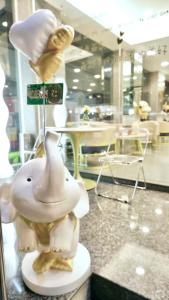 una statuina di un delfino con un cappello sul tavolo di ABCYQ Hotel a Bangkok