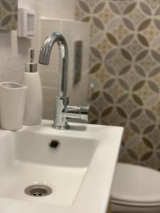 bagno con lavandino e servizi igienici di צימר מול פרדס 