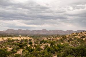 a view of the desert with mountains in the background at Kapps Mountain Self Catering Accommodation in Voigtland