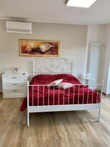 1 dormitorio con 1 cama y una pintura en la pared en Ninfea B&B en San Giovanni Teatino