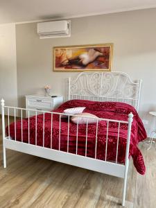 サン・ジョヴァンニ・テアティーノにあるNinfea B&Bのベッドルーム(白いベッド1台、赤い毛布付)