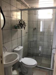 e bagno con servizi igienici, lavandino e doccia. di Apartamento Studio com banheiro privativo a São José