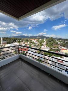 balcón con vistas a la ciudad en Departamento Moderno San Luis en San Luis